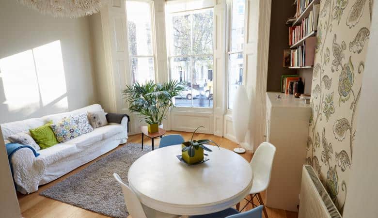 salon avec fenêtre à encorbellement
