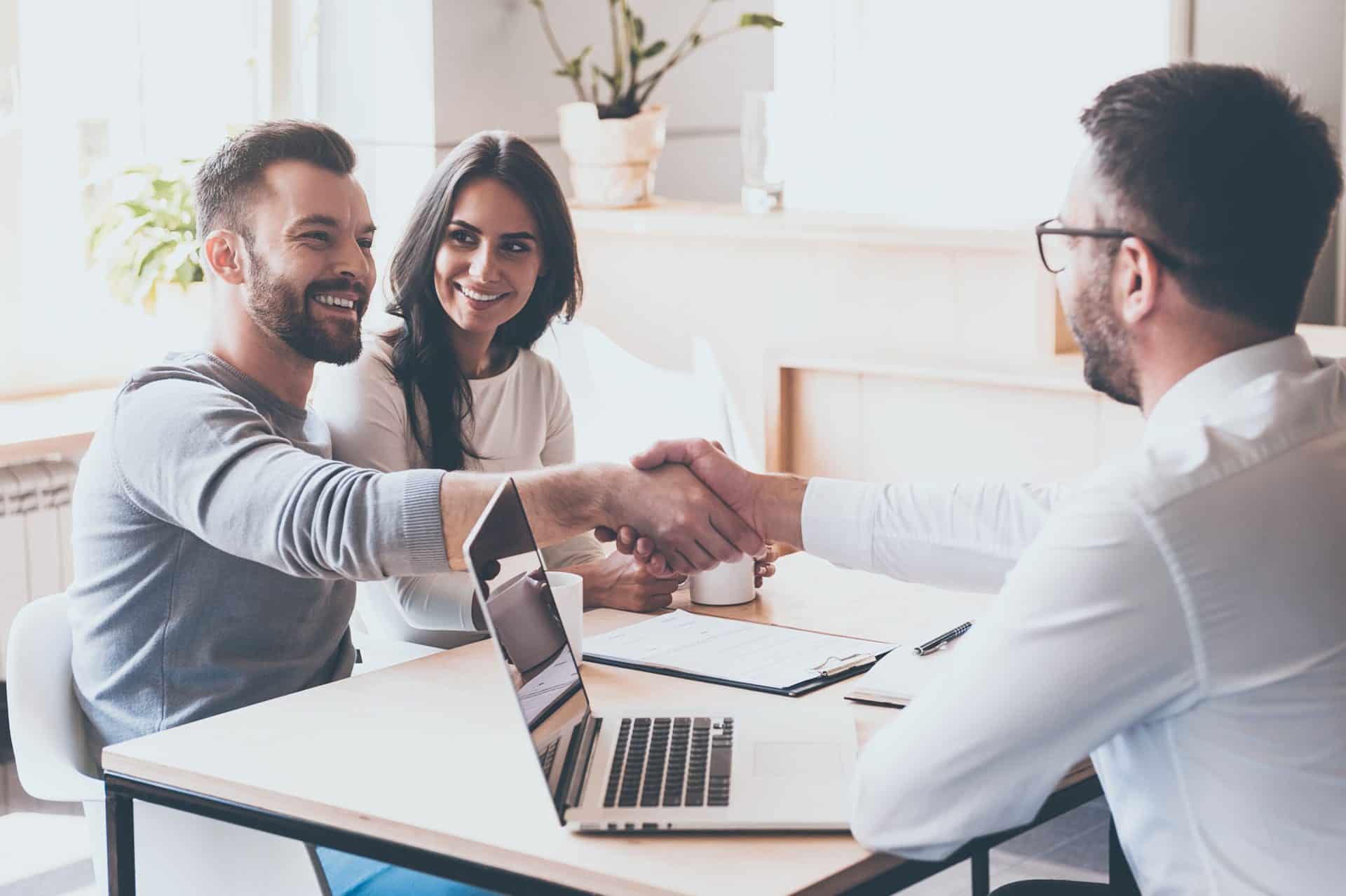 Un courtier avec un couple de clients