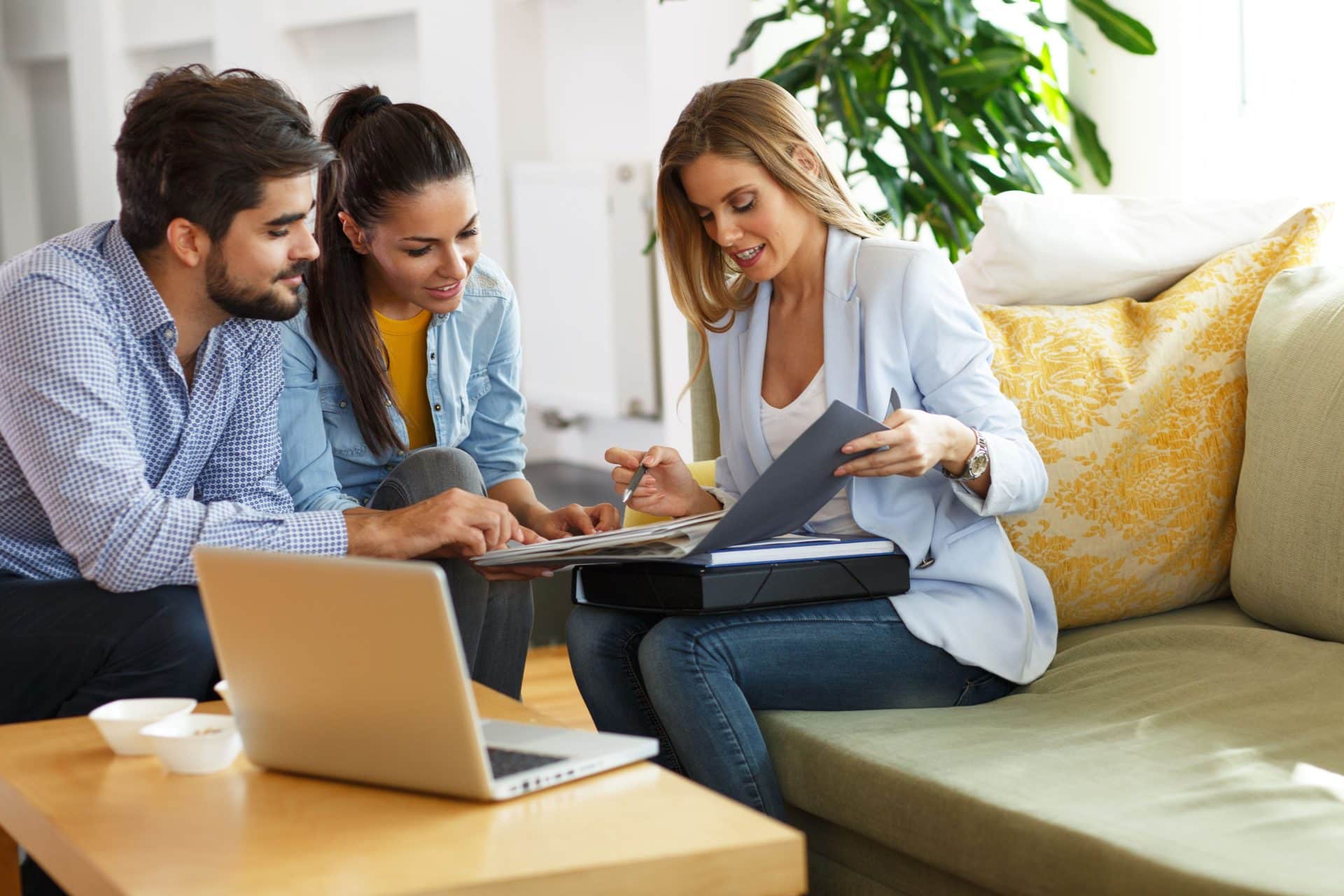 Un couple avec une mandataire immobilier
