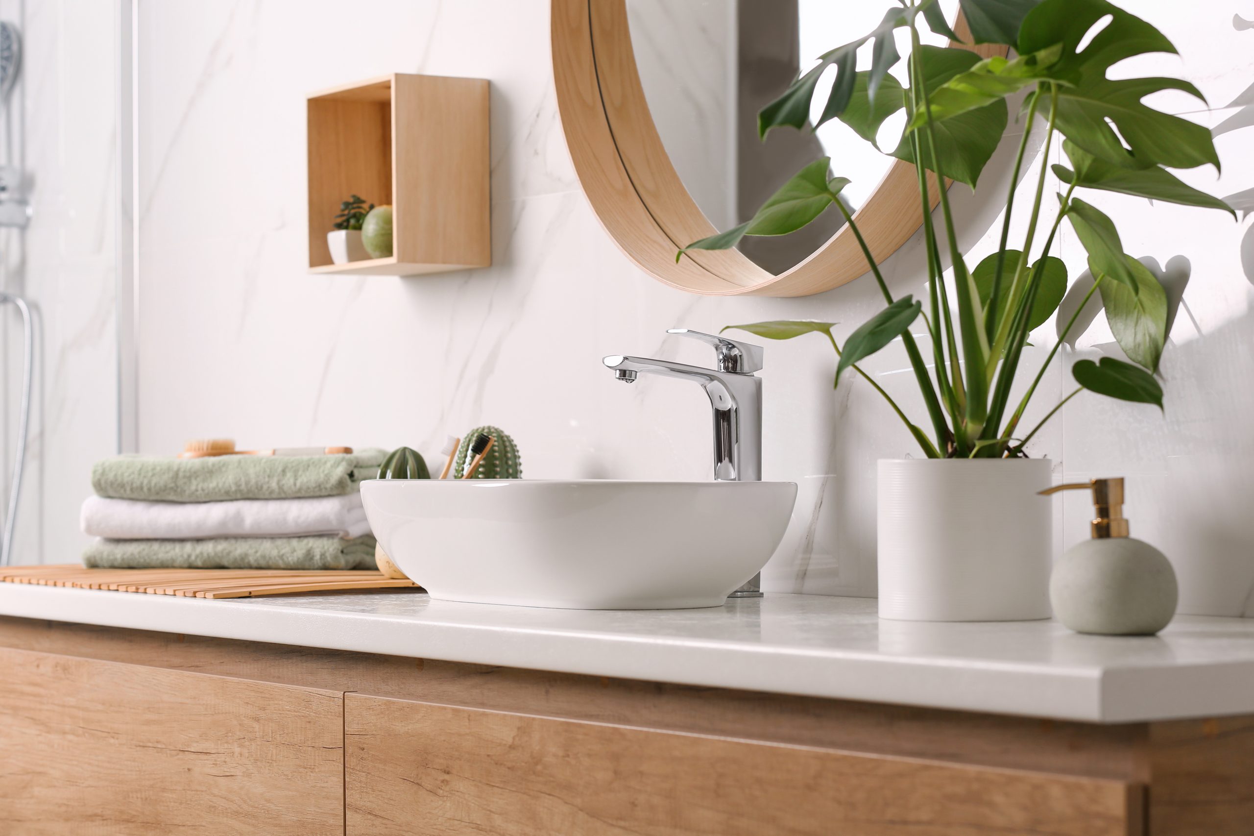 vasque robinet en bois avec miroir toilettes et plante