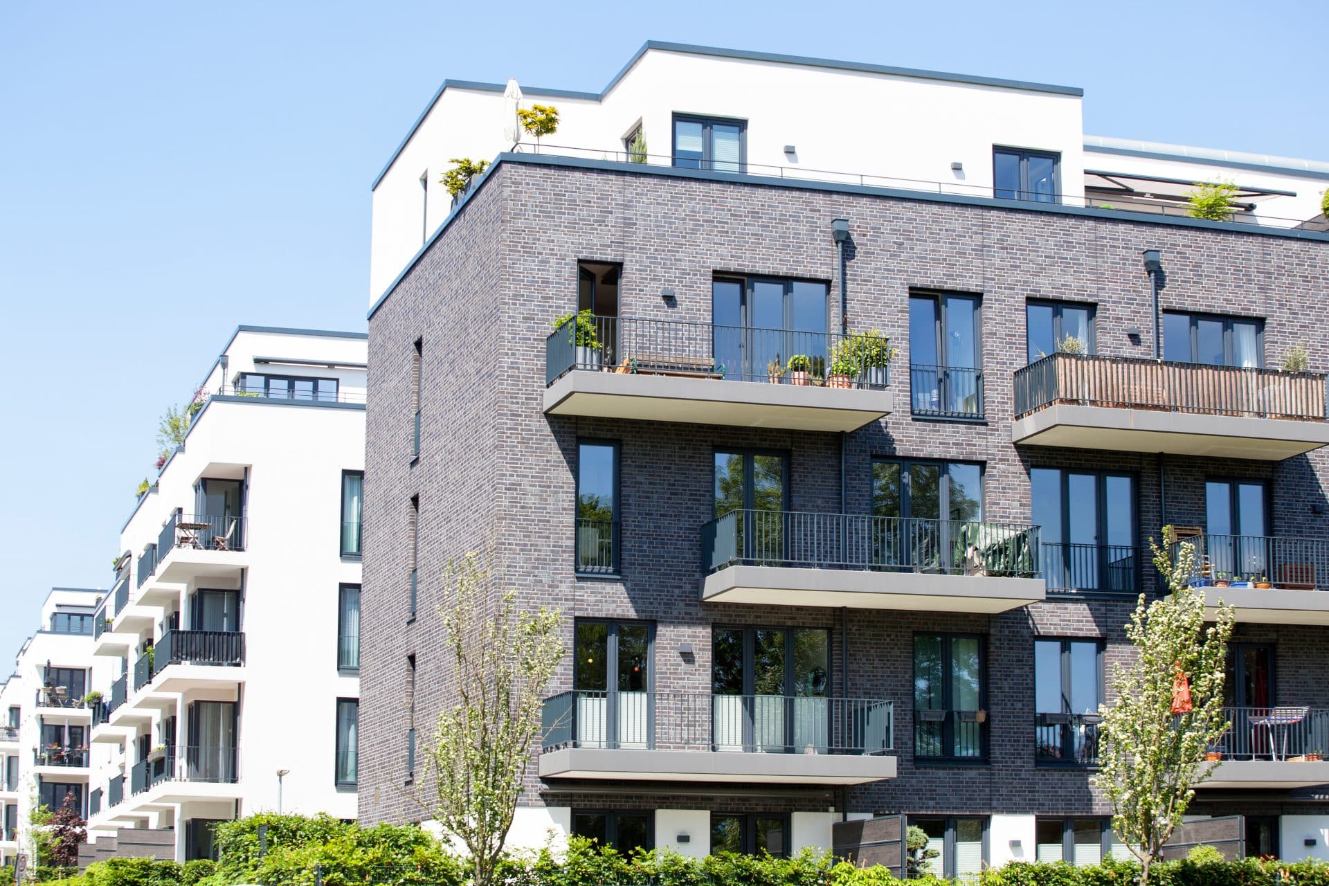 Immeuble d'appartements avec balcon, idéal pour un investissement immobilier rentable