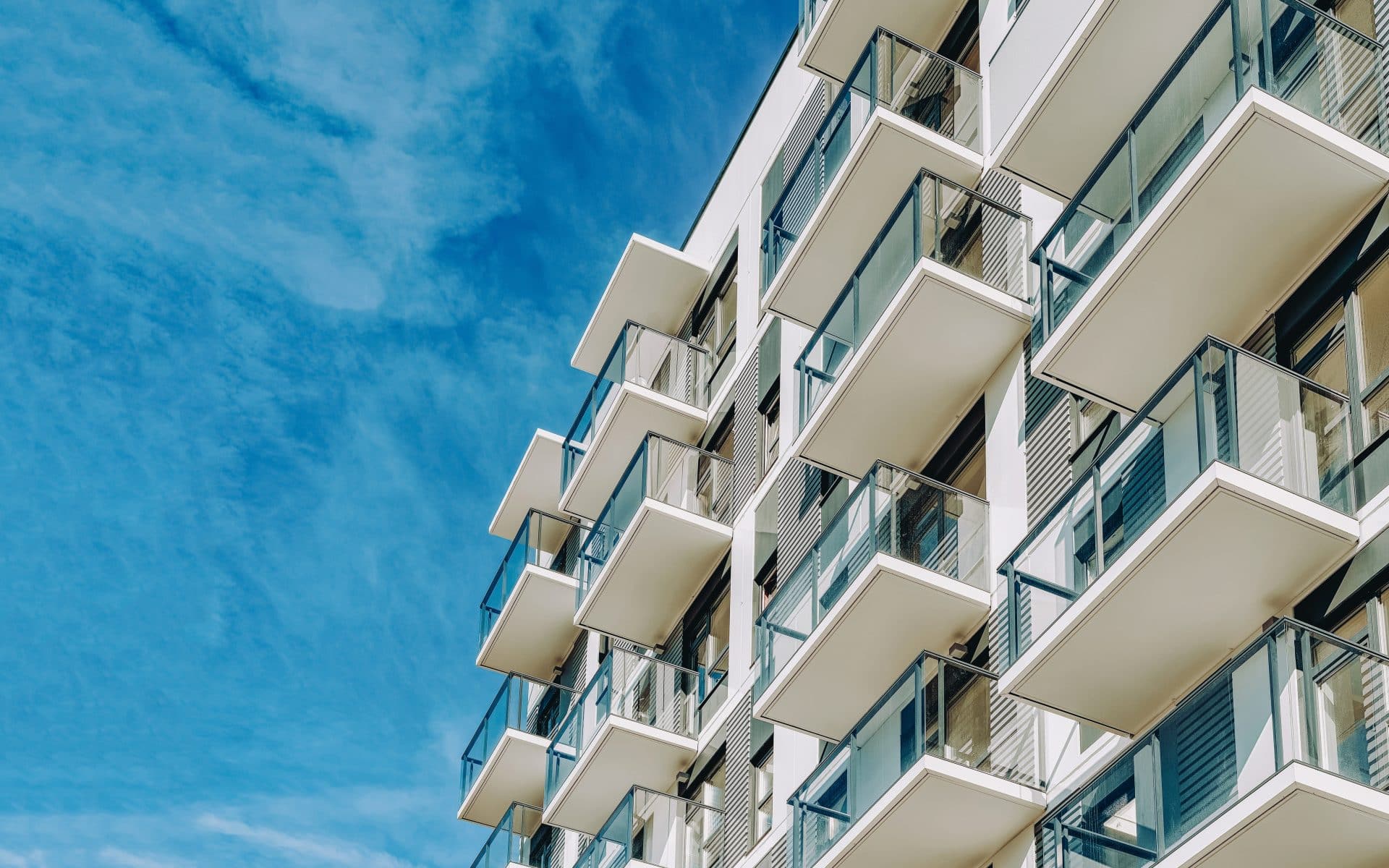 Vue d'en bas sur de beaux balcons avec balustrade vitrée