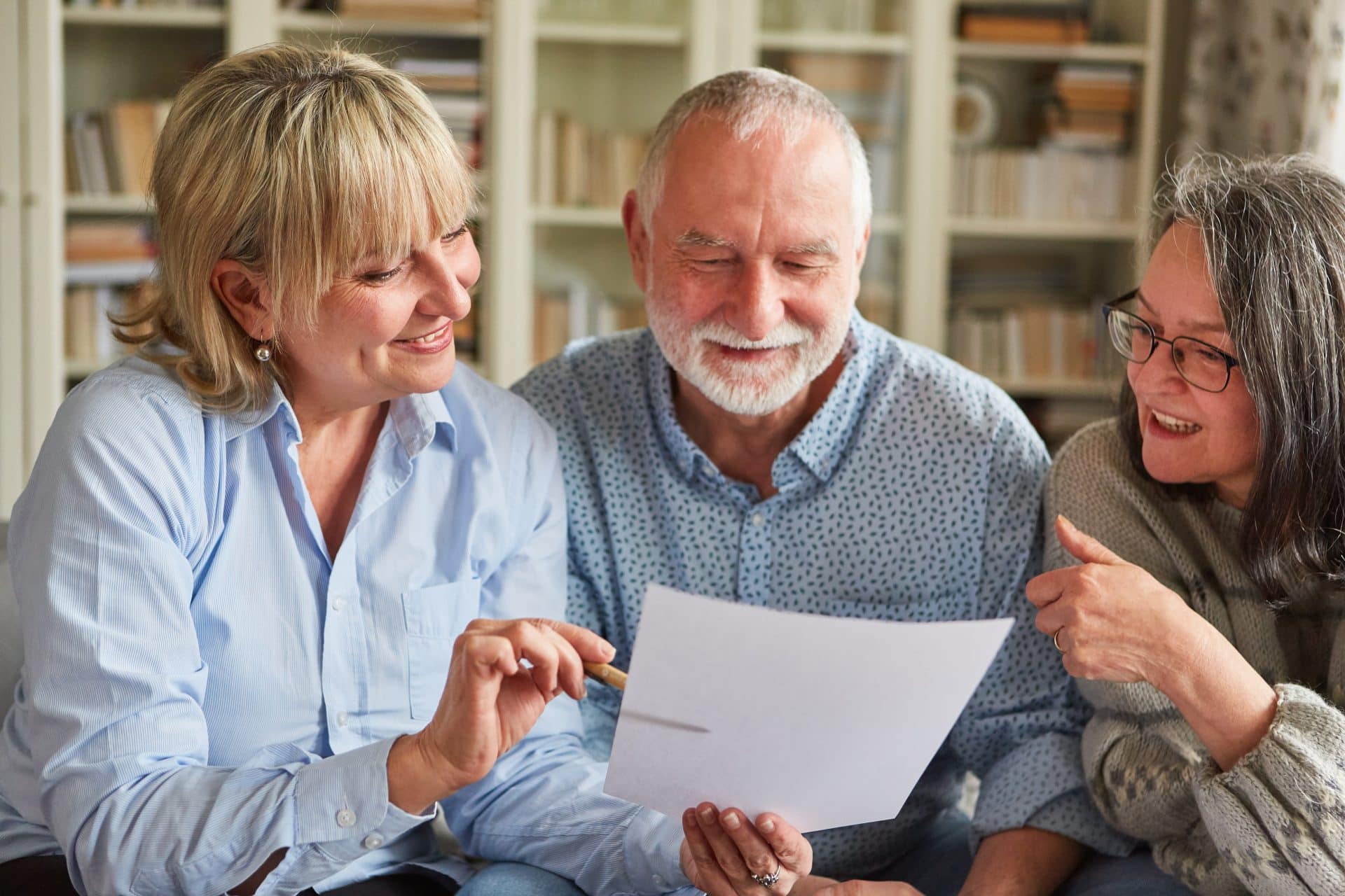 Couple de personnes âgées avec un professionnel de l'immobilier pour leur vente immobilière en viager