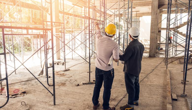 Chef de chantier réalisant des travaux pour un bien immobilier